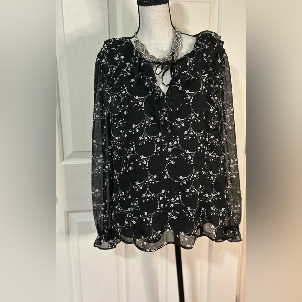 LOFT Black and White Print Dressy Blouse Ruffles Neck Sz Medium Lined Office
